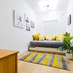 Stunning City Centre House With Hot Tub & Cinema Room