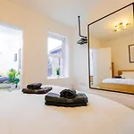 Stunning City Centre House With Hot Tub & Cinema Room