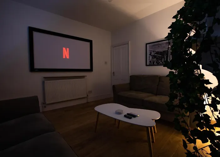 Stunning City Centre House With Hot Tub & Cinema Room