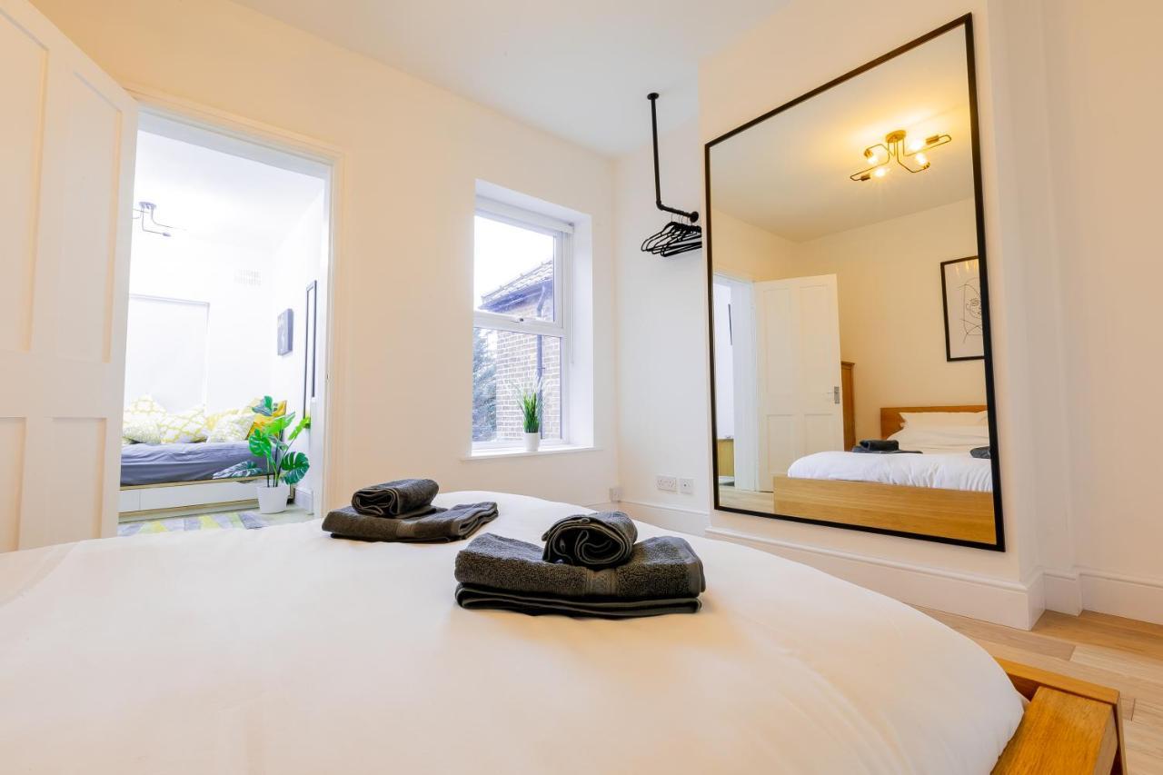 Stunning Centre House With Hot Tub & Cinema Holiday home